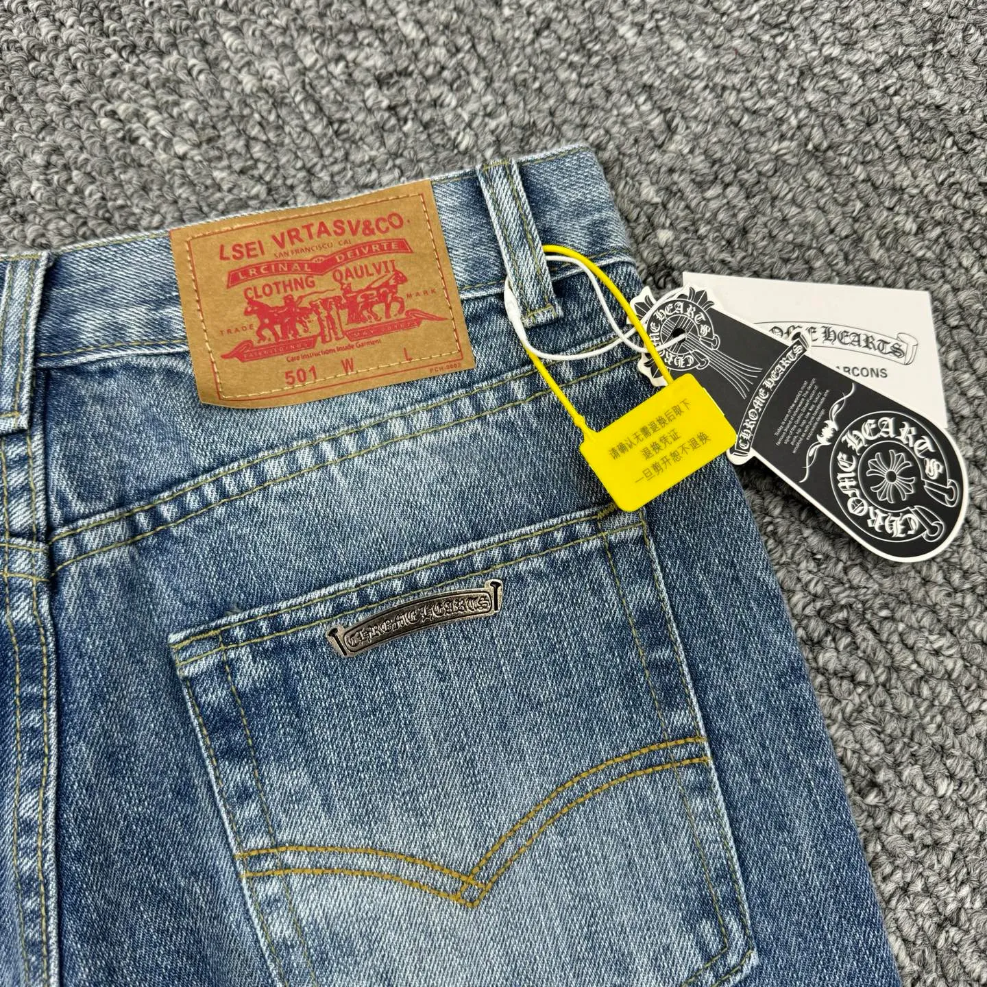 P280 Style No.: H823 Chrome Hearts & Chrome Hearts Blue Bull Starry Sky patchwork leather cross jeans - using starry sky theme patchwork leather elements, mostly presented in the shape of a cross, with glitter on the surface of the leather, which is dazzling under the light. The unique design has simple and elegant details, exquisite workmanship, the entire trousers are neatly routed, and the details are in place! It’s so cool that both men and women can easily control the genderless trend!  Color: blue Size: S-M-L-XL-XXL